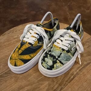 VANS x Della Authentic Batik Floral Print Sneakers Men’s 7 / Women’s 8.5